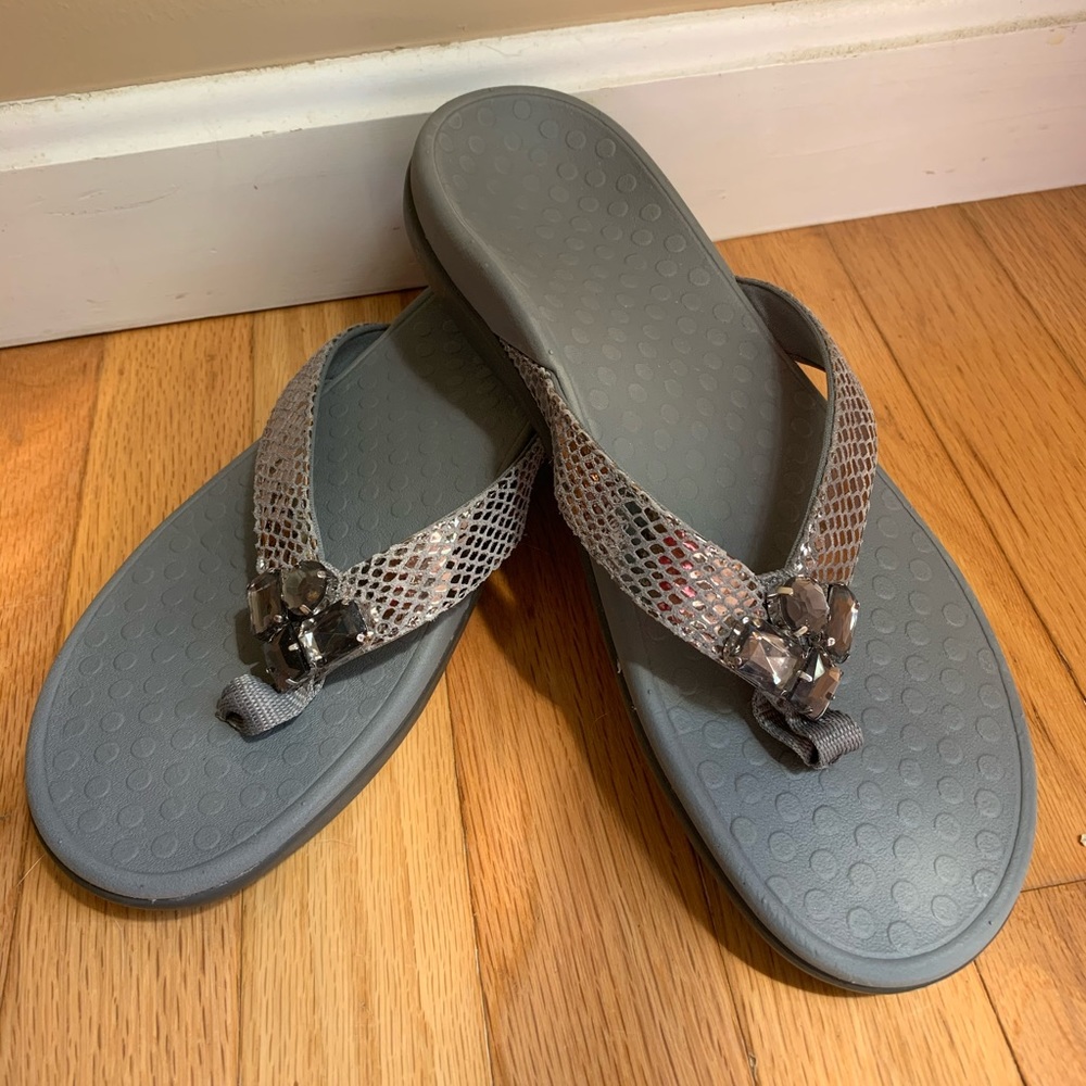 NWOT Pewter Metallic Vionic Tide Jewel Flip Flops